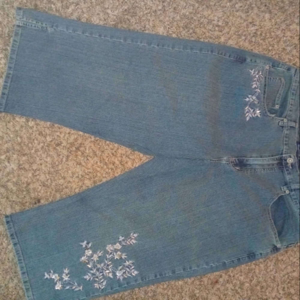 Avenue Capris